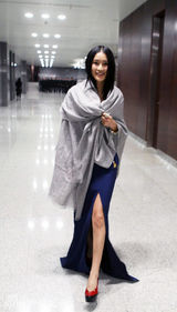 组图：IT GIRL陈燃蓝色长裙简约亮相 诠释自然时尚