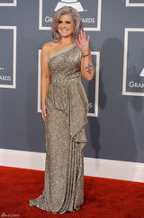 高清组图：格莱美红毯凯莉-奥斯本单肩礼服亮相