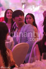 组图：何炅崔始源聚好友婚礼 俞灏明束发现身