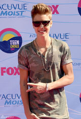 组图：青少年选择奖红毯 贾斯汀-比伯黑超耍酷