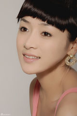 高清图：何彦霓靓丽写真秀美肌 显高贵典雅