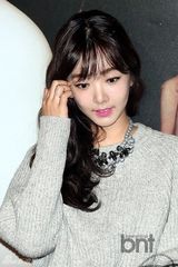 组图：韩星裴涩琪等出席新片《夜关门》试映会