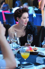 组图：于咏琳天鹅装亮相魅惑优雅