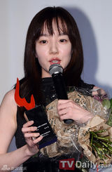 高清组图：林秀晶获女影人演技奖 黑星空裙典雅