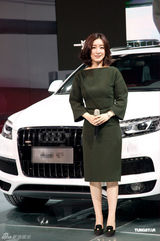 组图：秦海璐杭州出席代言活动 墨绿色礼服大气优雅