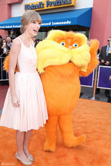 组图：斯威夫特和埃夫隆宣传新片亲密拥吻