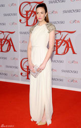 组图：曼迪-摩尔白色长裙端庄亮相