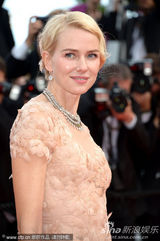 组图：娜奥米-瓦茨戛纳走秀 裸色纱裙妩媚动人