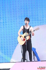 组图：香港巨蛋音乐节f(x)领衔冒台风献歌舞