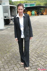 组图：钟嘉欣新剧湿身透底示人 不懂游泳需替身