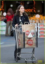 组图：破产姐妹max素颜购物艳丽不再