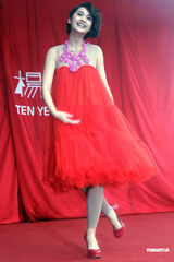 高清组图：杨丞琳喜气洋洋发新碟 裸肩上阵无惧寒流