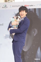 组图：林俊杰牵狗办握手拍照会 承认公司下禁爱令