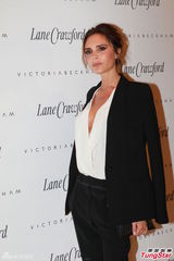 组图：贝嫂维多利亚京城快闪捞金开胸口