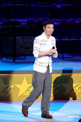 幻灯图：许志安同韩红红馆献唱 强调两人是兄妹