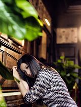 高清图：王雅婕古堡写真谜样风情 享受精致生活