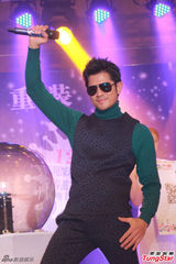 组图：郭富城斑点装亮相 墨镜遮面尽显型男范