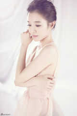 组图：林好写真着裸色连衣裙 肌肤娇嫩晶莹似雪