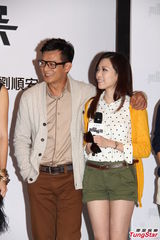 组图：黄日华父女档合作拍剧 关楚耀饰精神病患