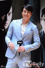 组图：郑雨盛(郑宇成)对话女校学子 条纹装化身暖男