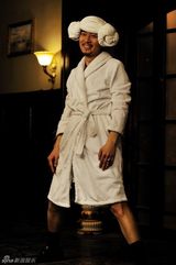 组图：《唐琅》曝于毅搞笑剧照 狗头刺青狗血十足