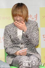 组图：李洪基顶锅盖头宣传新片 假想妻子捧场