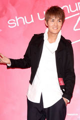 组图：吴克群为演唱会练腹肌 自认努力中不怕被定型