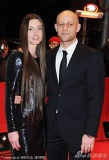 组图：《仁慈》首映 制片人秀性感风头盖过女主角