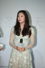 组图：张雨绮淡雅镂花长裙出镜 尽显女人味