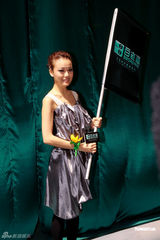 组图：容祖儿亮相双眼满布血丝 坦言压力大导致失眠