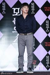 组图：金基德19禁新片试映 女主角性感露背