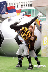 幻灯图：江若琳推出新MV 密裹严实大跳劲舞 