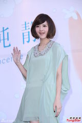 组图：郭静签唱会否认整容 厨师爸爸送乳鸽助阵