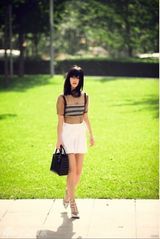 组图：陈燃夏日街拍与萌宠互动显爱心