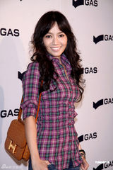 组图：侯佩岑休闲装亮相派对 香月明美低胸性感