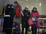 组图：丁俊晖携女友和母亲回京打出租