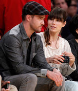 组图：贾斯汀篮球赛场观战 揽女友入怀深情索吻