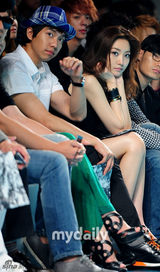 李胜基白衬衣帅气亮相 南圭丽(南奎丽)绿裙清丽淡雅(图)