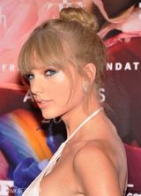 组图：泰勒丸子头白色长裙梦幻 深V性感露香肩