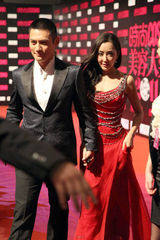 组图：严宽杜晓婷携手出席活动 粉丝献花送祝福