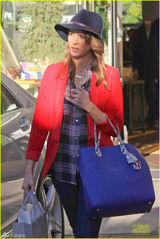 组图：杰西卡-阿尔芭红装过节 圣诞血拼不怕累