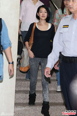 小S证人身份被传唤 神色疲惫白色肩带外露(图)