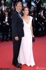 组图：上届影帝麦德斯携妻子现身戛纳红毯