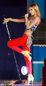 组图：2PM祐荣等激情出演音乐节目