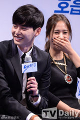 组图：李钟硕徐仁国Yuri宣传新片展帅气泳姿