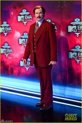 组图：威尔-法瑞尔现身EMA大红西装亮眼