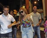 组图：Lady Gaga真空上阵装扮雷人 水桶腰胸部侧漏