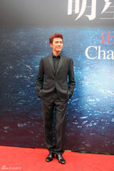 组图：冯绍峰倪妮公开恋情首同台 低调牵手亮相