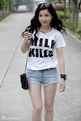 组图：徐立街拍白色字母T恤搭配牛仔短裤