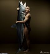 组图：吉莲·安德森拍大片 身缠康吉鳗全裸上阵